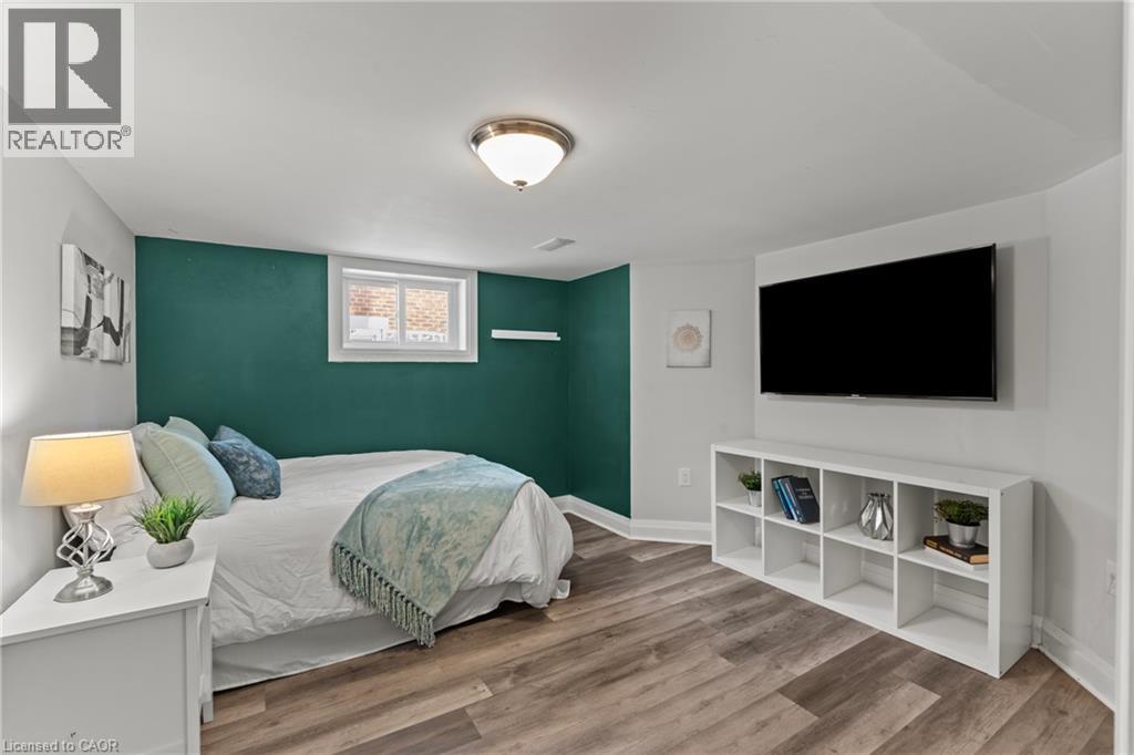 380 Thayer Avenue, Hamilton, ON - Indoor Photo Showing Bedroom