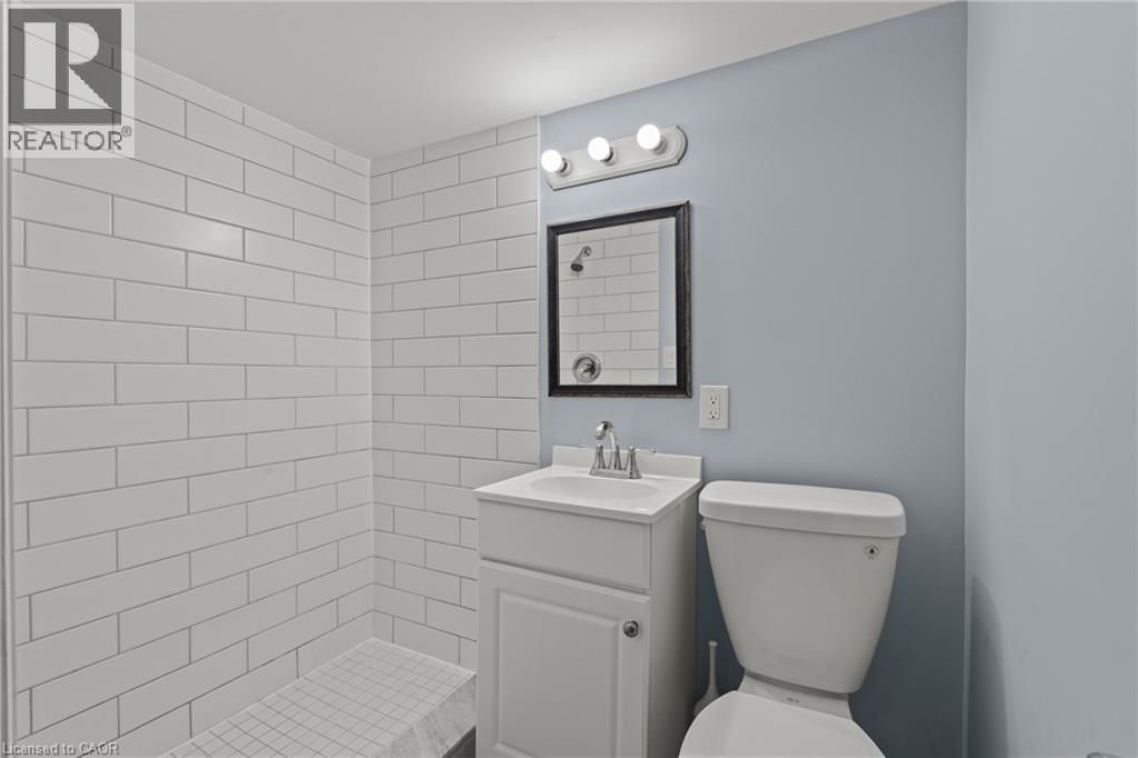 380 Thayer Avenue, Hamilton, ON - Indoor Photo Showing Bathroom