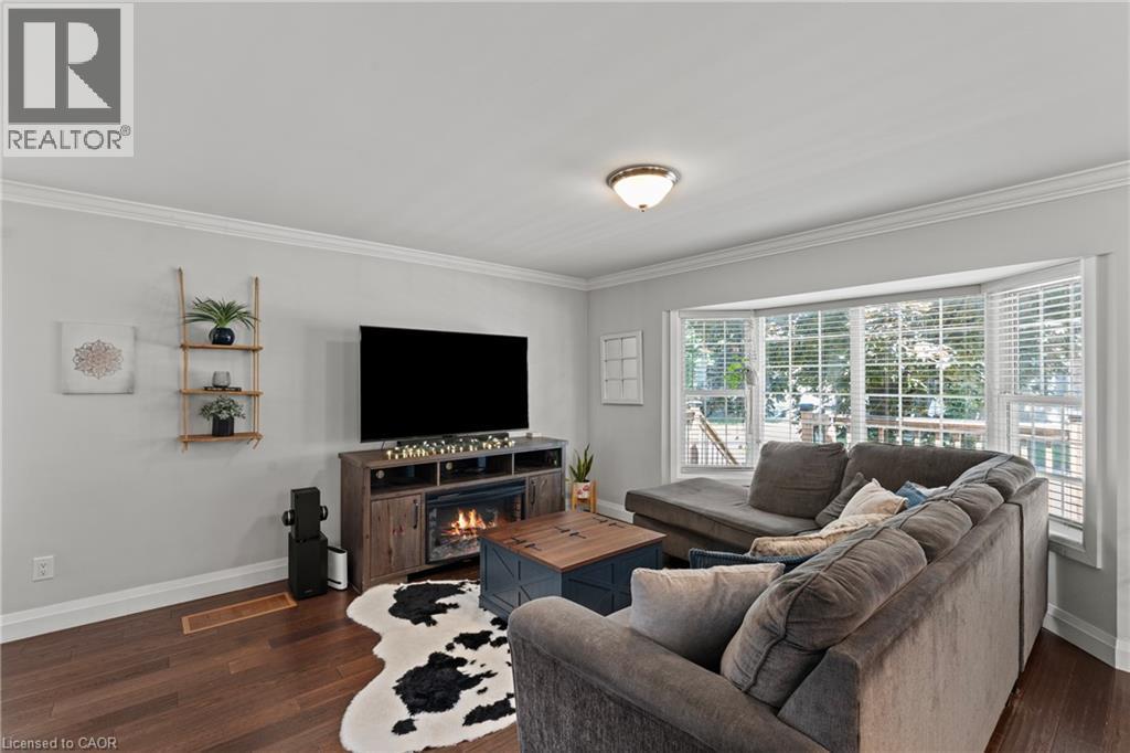380 Thayer Avenue, Hamilton, ON - Indoor Photo Showing Living Room