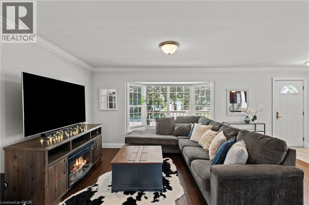 380 Thayer Avenue, Hamilton, ON - Indoor Photo Showing Living Room
