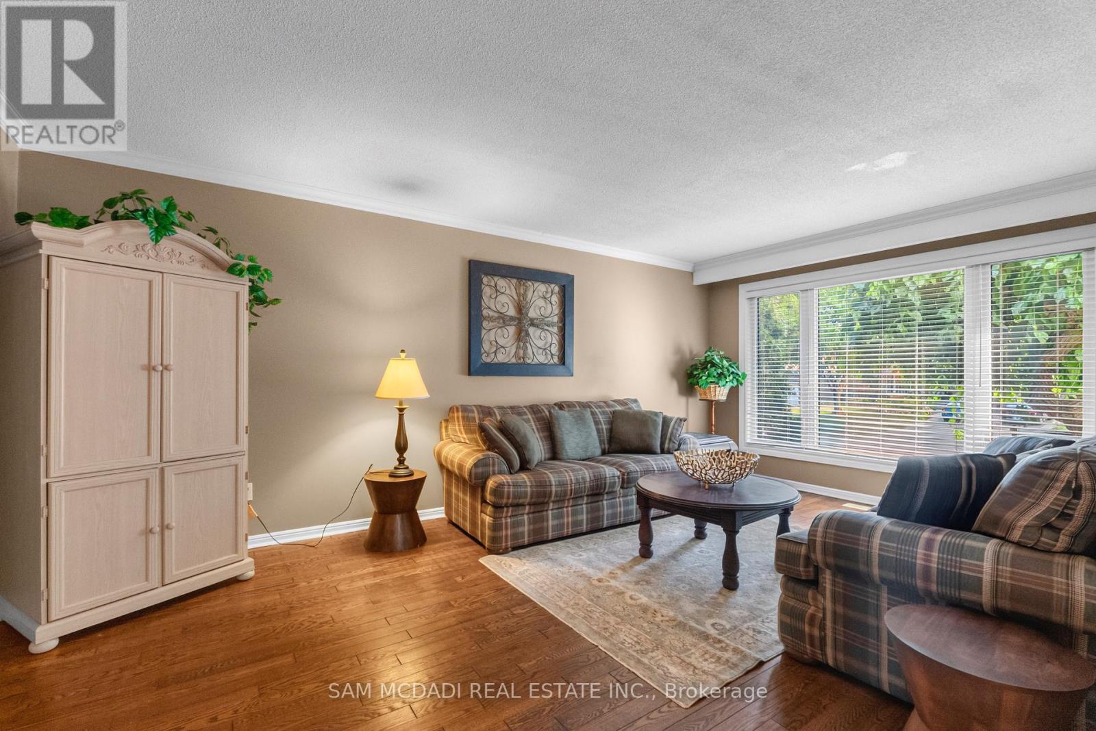 1077 Saginaw Crescent, Mississauga, ON - Indoor Photo Showing Living Room