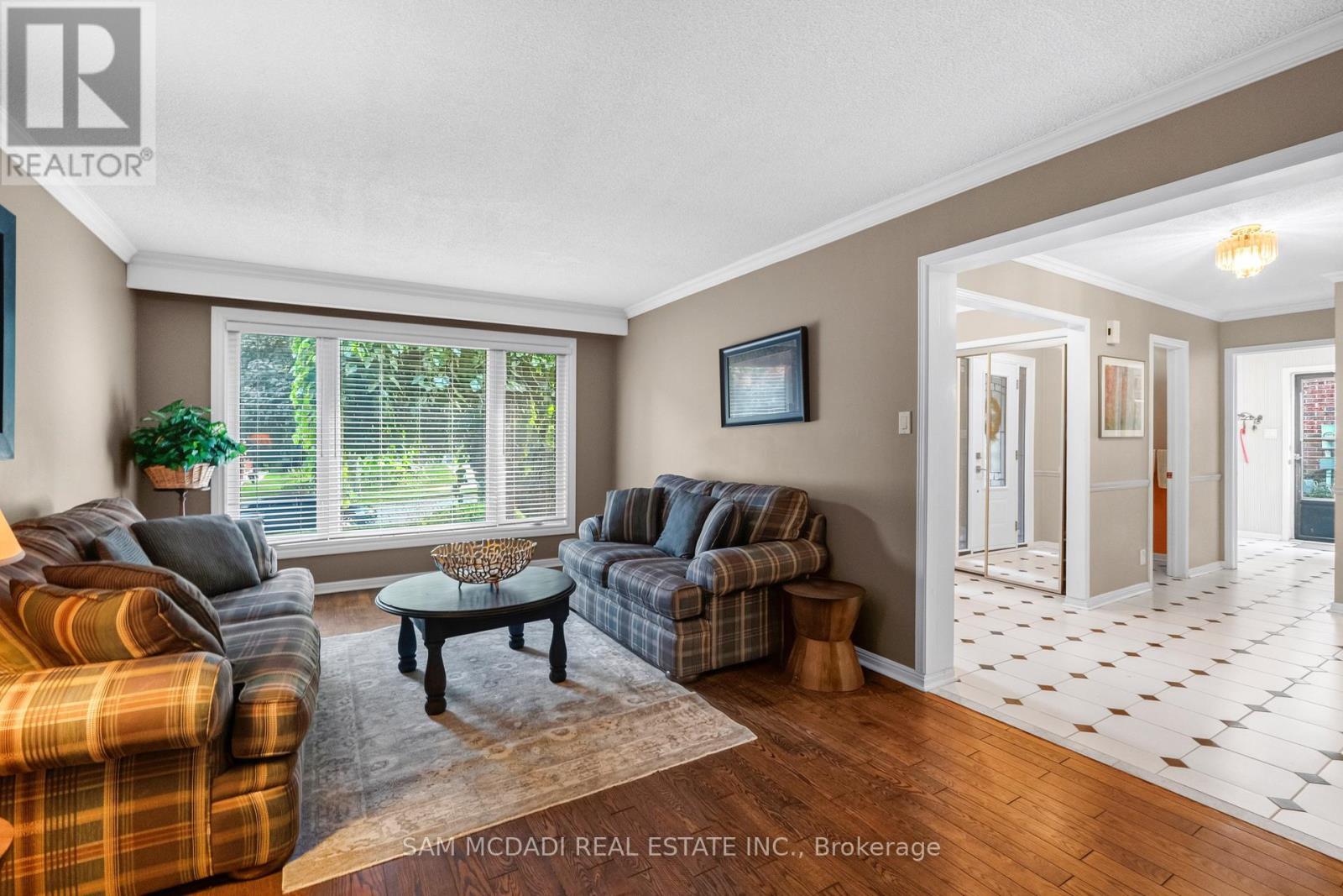 1077 Saginaw Crescent, Mississauga, ON - Indoor Photo Showing Living Room