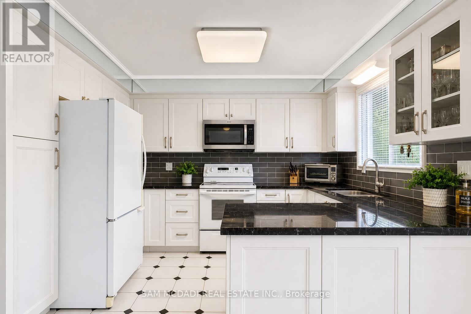 1077 Saginaw Crescent, Mississauga, ON - Indoor Photo Showing Kitchen