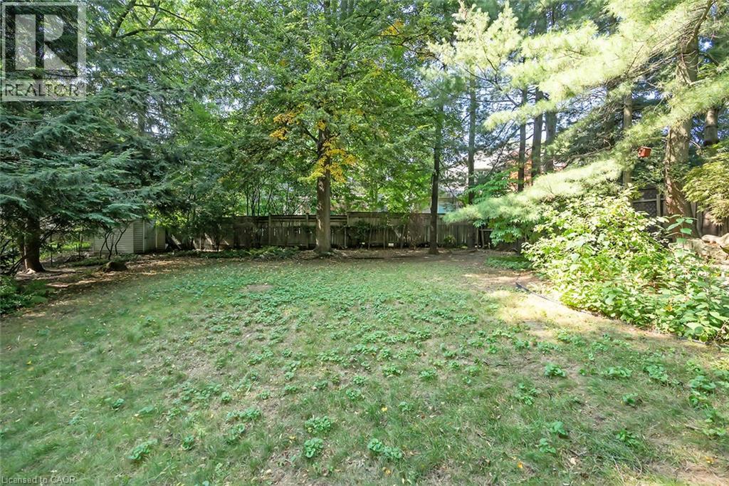 Expansive yard with mature trees and a wood privacy fence - 4189 Inglewood Drive, Burlington, ON - Outdoor