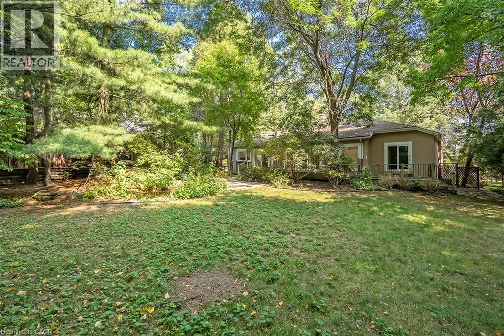 Expansive lawn with mature trees and established landscaping - 4189 Inglewood Drive, Burlington, ON - Outdoor