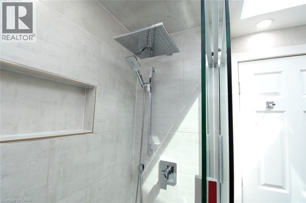 374 Brigadoon Drive, Hamilton, ON - Indoor Photo Showing Bathroom