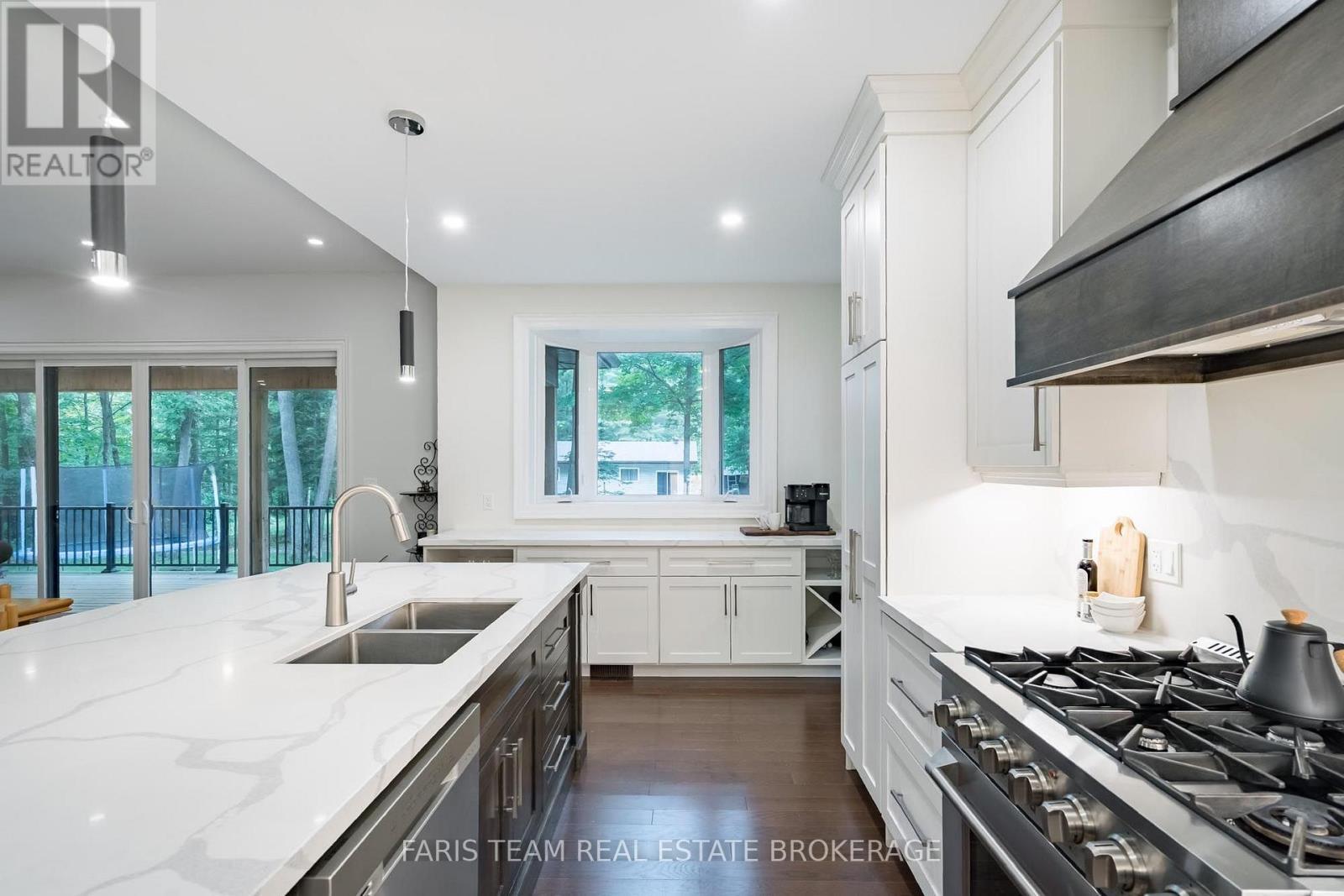 34 Oakwood Avenue, Tiny, ON - Indoor Photo Showing Kitchen With Double Sink With Upgraded Kitchen