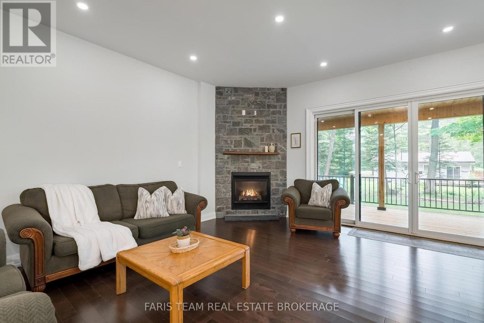 34 Oakwood Avenue, Tiny, ON - Indoor Photo Showing Living Room With Fireplace