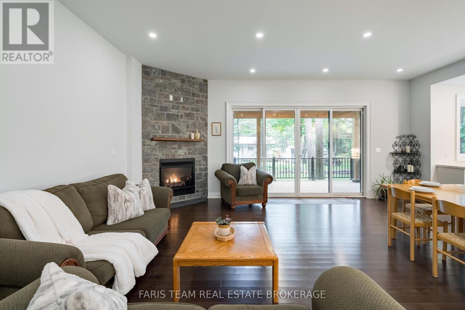 34 Oakwood Avenue, Tiny, ON - Indoor Photo Showing Living Room With Fireplace