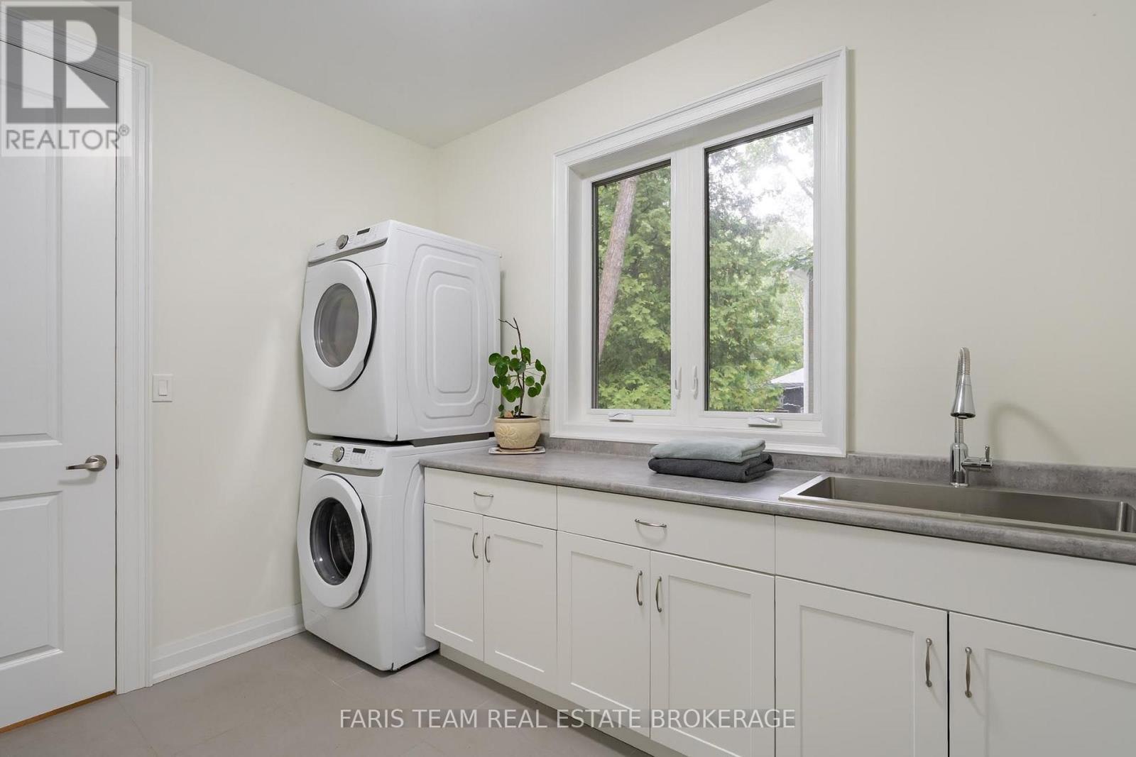 34 Oakwood Avenue, Tiny, ON - Indoor Photo Showing Laundry Room