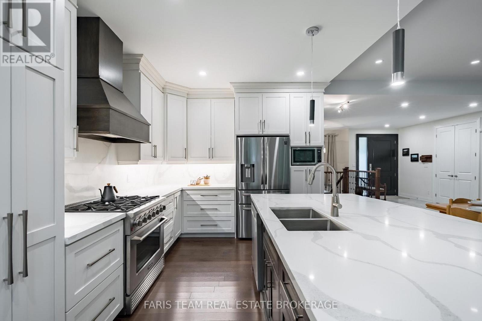 34 Oakwood Avenue, Tiny, ON - Indoor Photo Showing Kitchen With Double Sink With Upgraded Kitchen