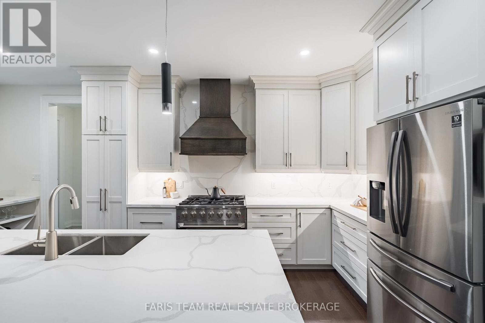 34 Oakwood Avenue, Tiny, ON - Indoor Photo Showing Kitchen With Double Sink With Upgraded Kitchen