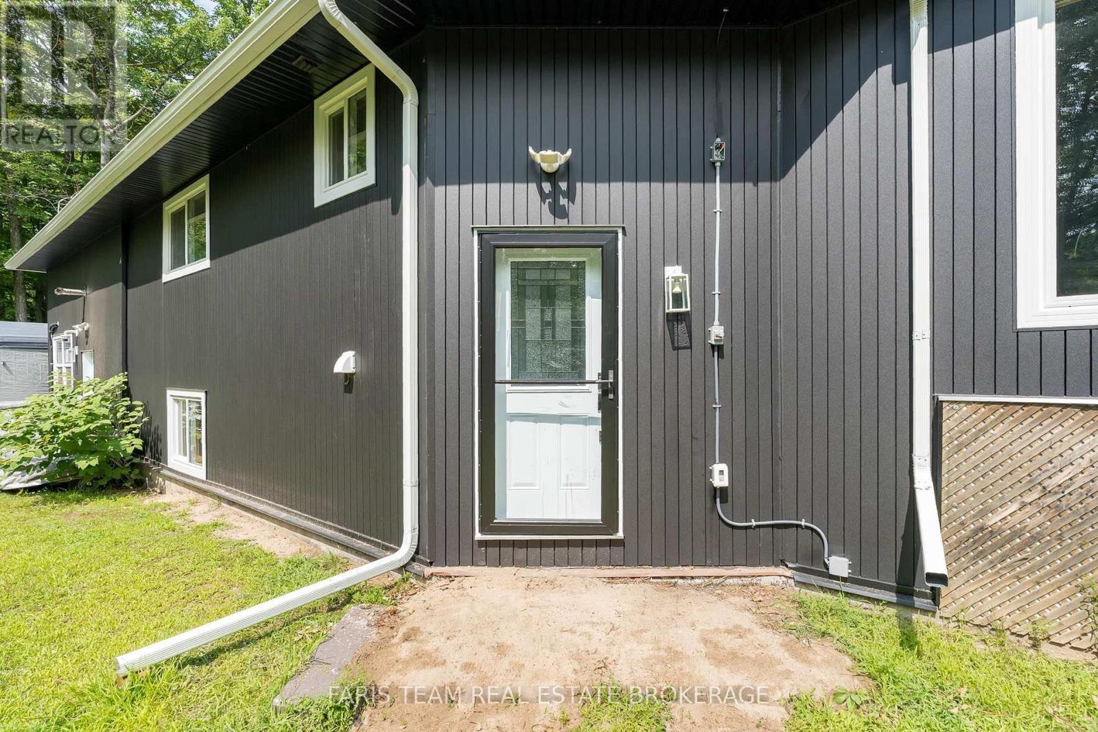 8 Joliet Crescent, Tiny, ON - Outdoor With Exterior