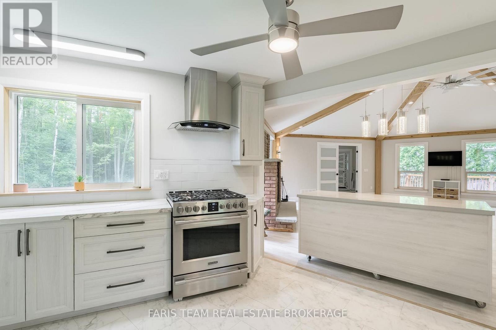8 Joliet Crescent, Tiny, ON - Indoor Photo Showing Kitchen With Upgraded Kitchen