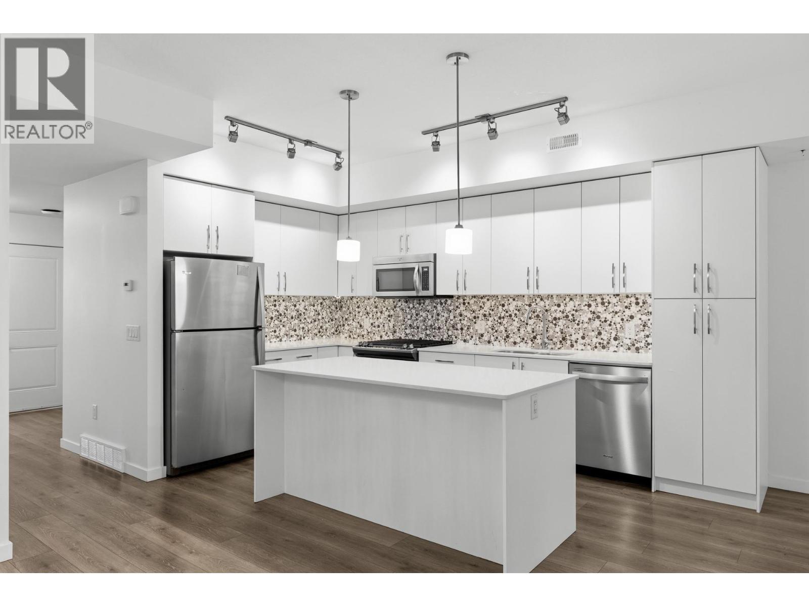 kitchen - 680 Old Meadows Road Unit# 74, Kelowna, BC - Indoor Photo Showing Kitchen With Stainless Steel Kitchen With Upgraded Kitchen