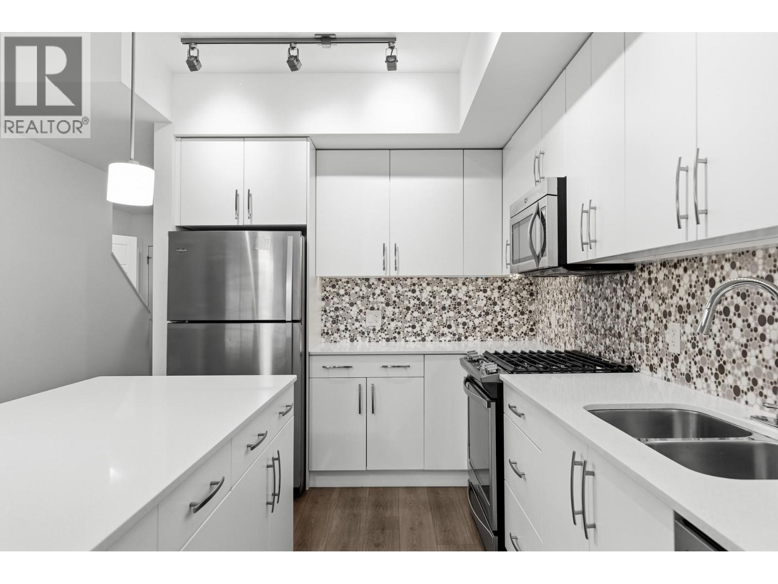 680 Old Meadows Road Unit# 74, Kelowna, BC - Indoor Photo Showing Kitchen With Stainless Steel Kitchen With Double Sink With Upgraded Kitchen