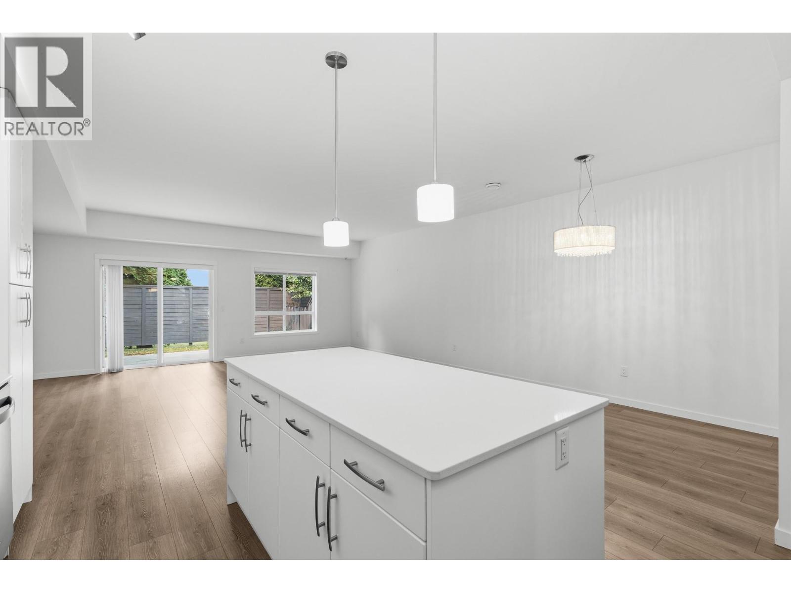 Open concept kitchen and living room - 680 Old Meadows Road Unit# 74, Kelowna, BC - Indoor Photo Showing Kitchen