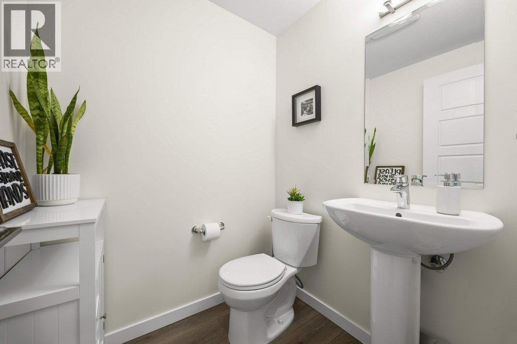 Main floor powder room - 680 Old Meadows Road Unit# 74, Kelowna, BC - Indoor Photo Showing Bathroom