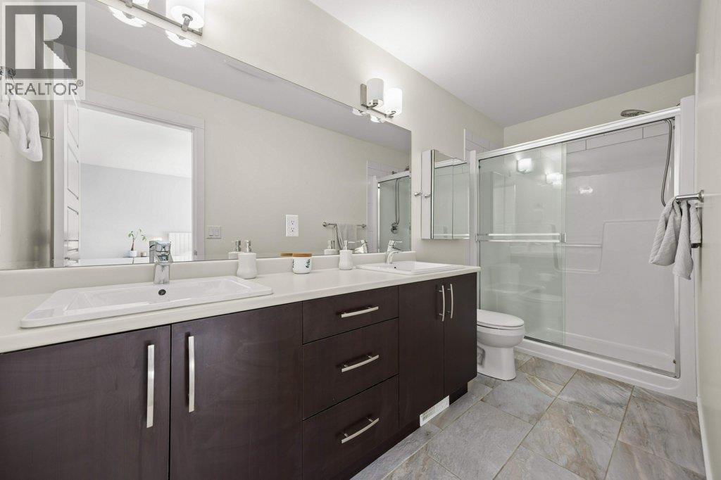 Primary ensuite- 4 piece w. dual sinks and full size shower - 680 Old Meadows Road Unit# 74, Kelowna, BC - Indoor Photo Showing Bathroom