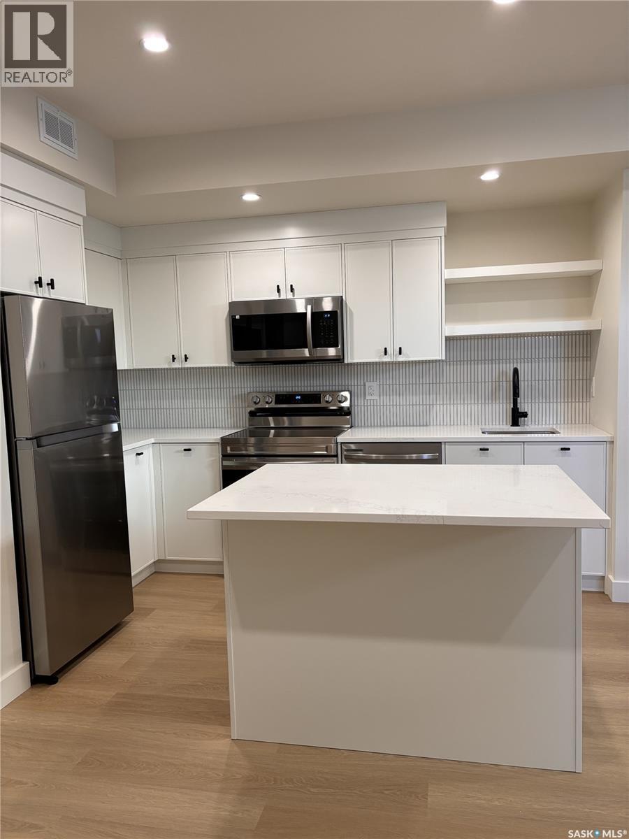 652 Pepper Bend, Saskatoon, SK - Indoor Photo Showing Kitchen With Double Sink