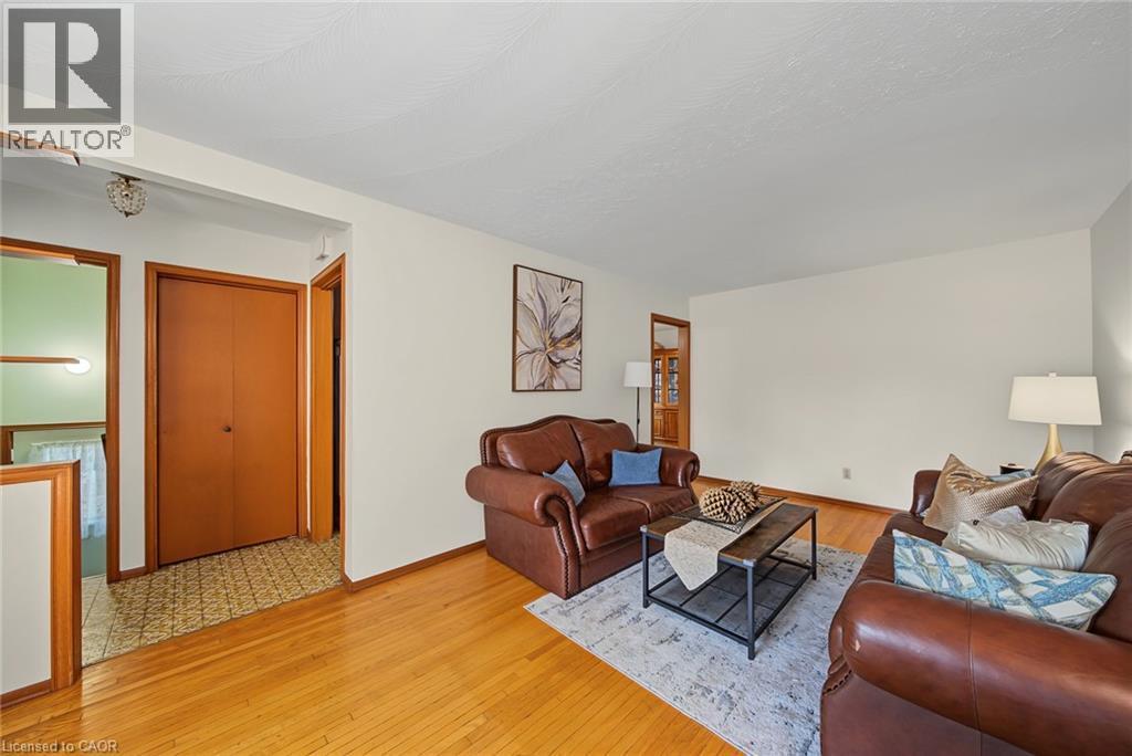 44 Tom Street, Hamilton, ON - Indoor Photo Showing Living Room