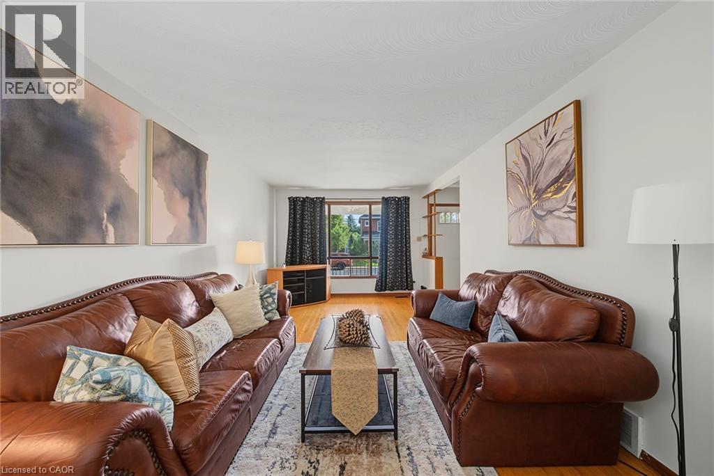 44 Tom Street, Hamilton, ON - Indoor Photo Showing Living Room
