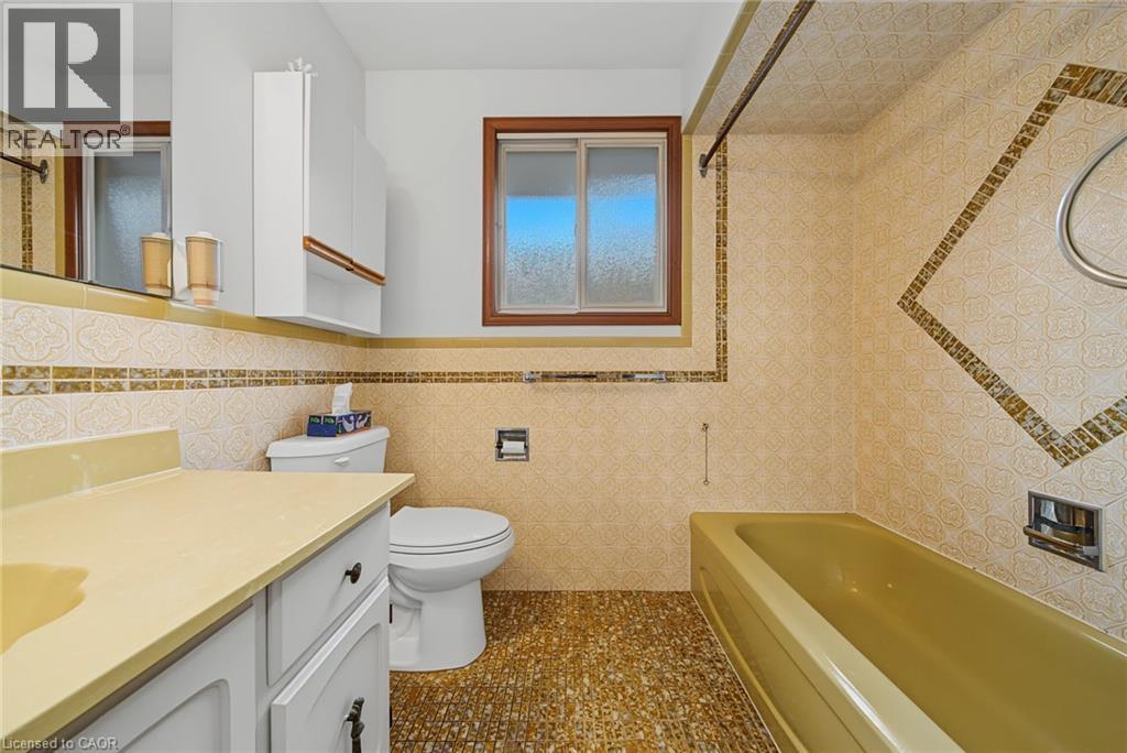 44 Tom Street, Hamilton, ON - Indoor Photo Showing Bathroom