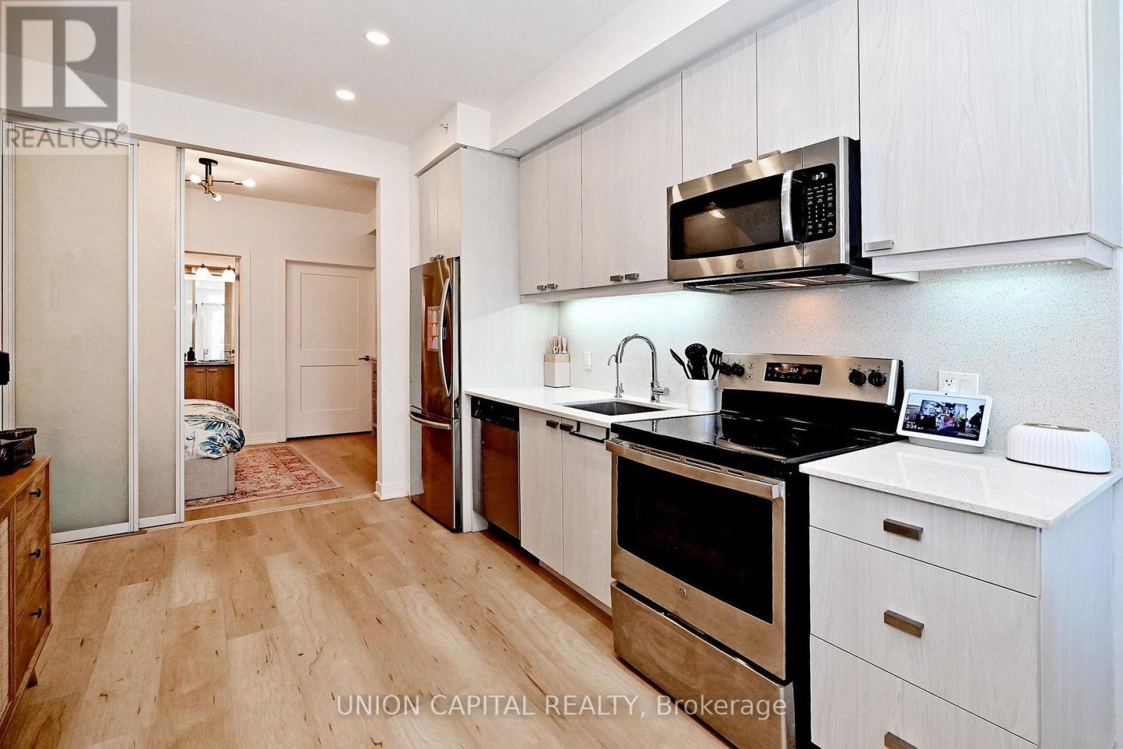 39 - 57 Finch Avenue W, Toronto, ON - Indoor Photo Showing Kitchen With Stainless Steel Kitchen With Upgraded Kitchen