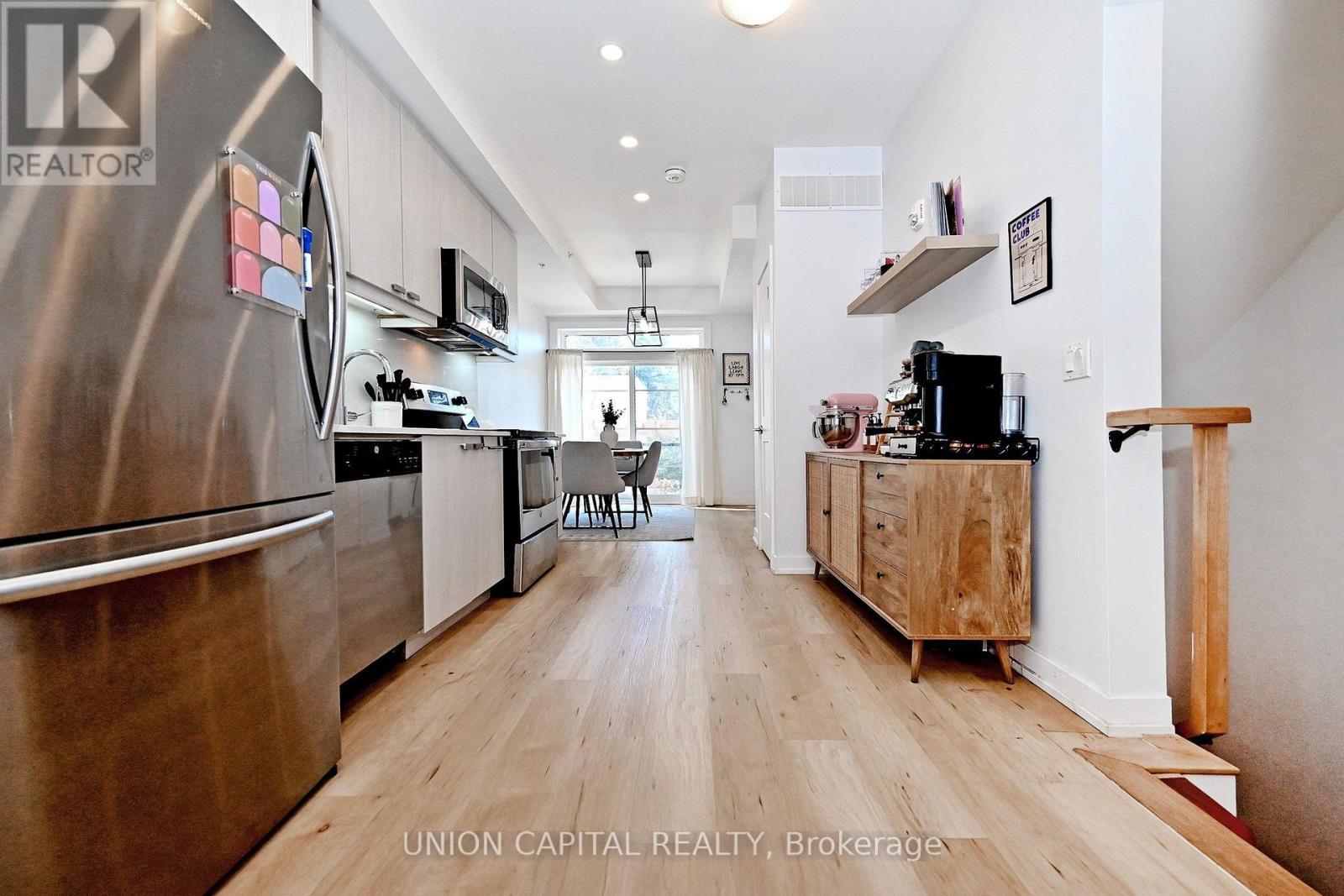 39 - 57 Finch Avenue W, Toronto, ON - Indoor Photo Showing Kitchen With Stainless Steel Kitchen