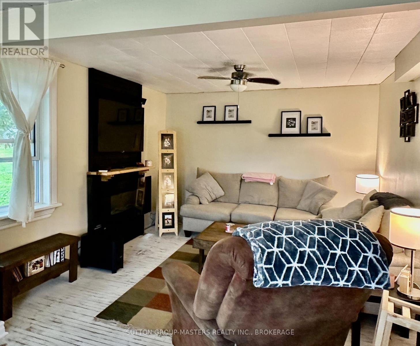 1609 County Road 42 Road, Rideau Lakes, ON - Indoor Photo Showing Living Room