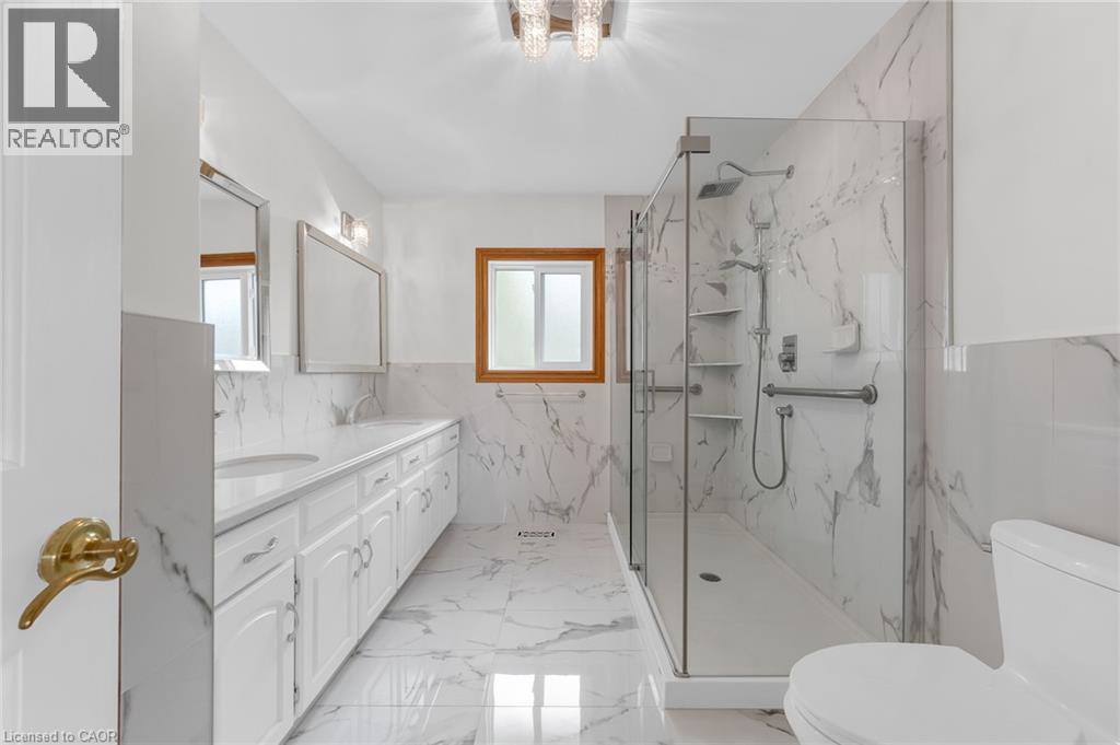 Dual vanity with undermount sinks and white cabinetry - 35 Glen Park Court, Hamilton, ON - Indoor Photo Showing Bathroom