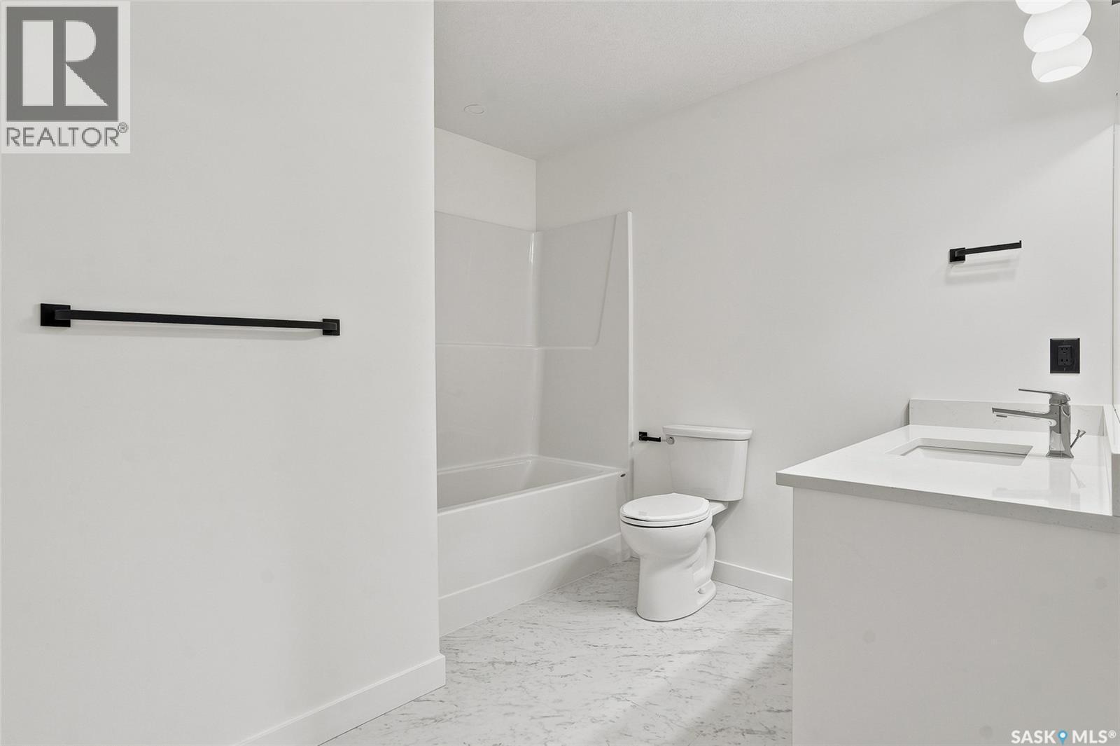 1220 H Avenue N, Saskatoon, SK - Indoor Photo Showing Bathroom