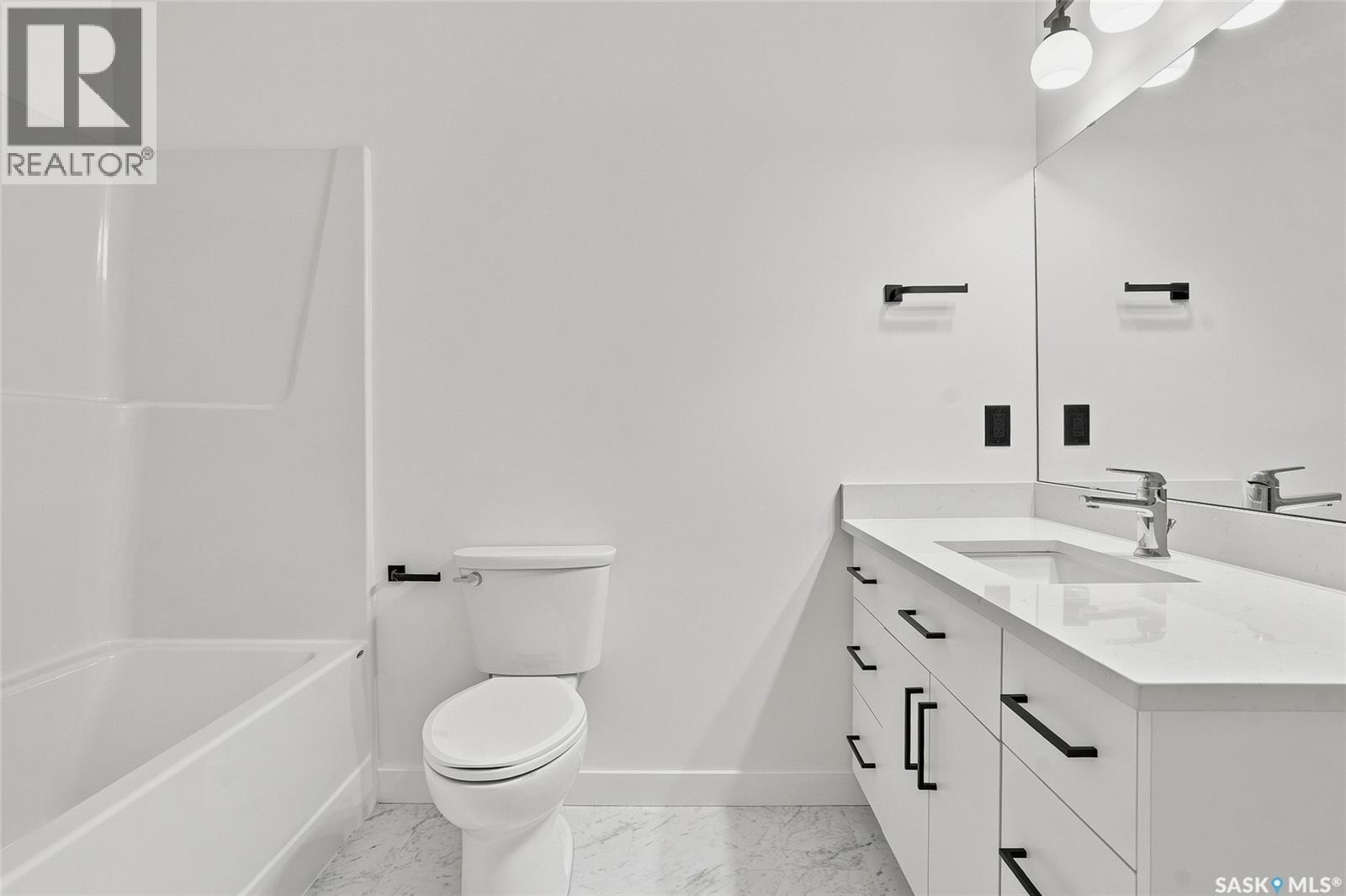 1220 H Avenue N, Saskatoon, SK - Indoor Photo Showing Bathroom