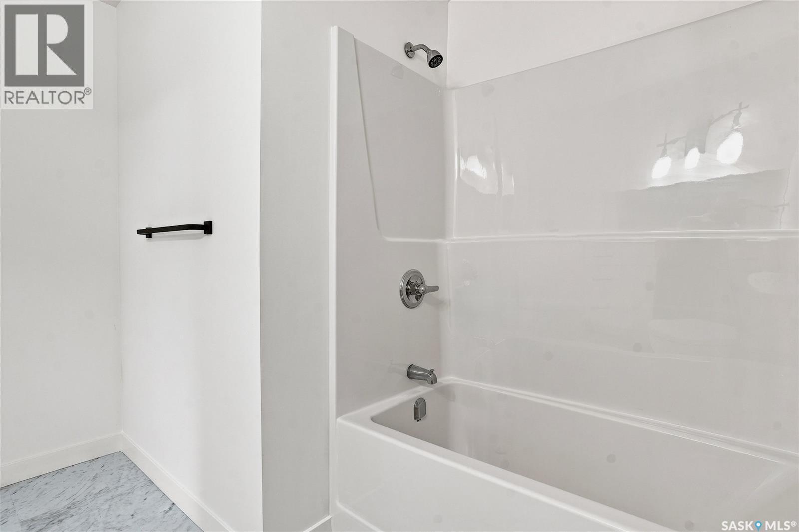 1220 H Avenue N, Saskatoon, SK - Indoor Photo Showing Bathroom