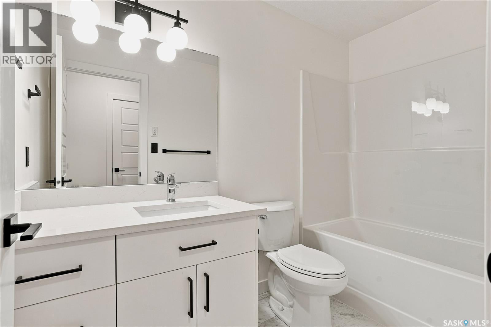 1220 H Avenue N, Saskatoon, SK - Indoor Photo Showing Bathroom