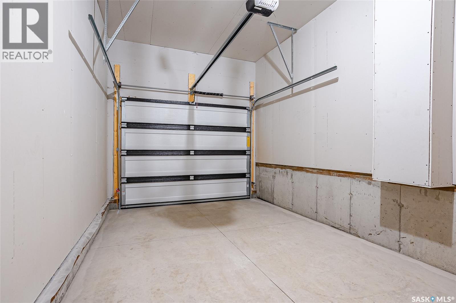 1220 H Avenue N, Saskatoon, SK - Indoor Photo Showing Garage
