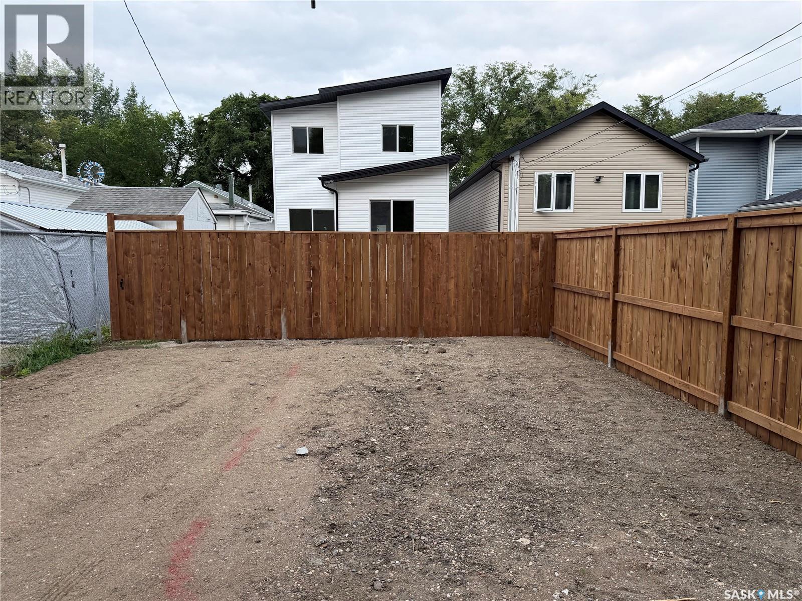 1220 H Avenue N, Saskatoon, SK - Outdoor
