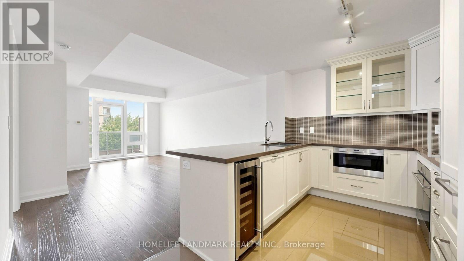 507 - 15 Stollery Pond Crescent, Markham, ON - Indoor Photo Showing Kitchen With Upgraded Kitchen