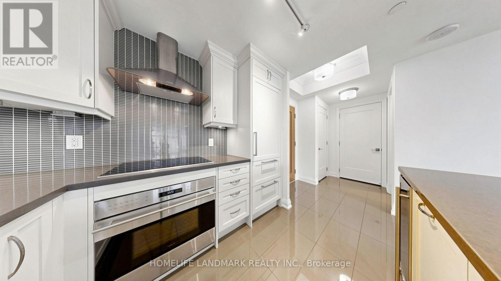 507 - 15 Stollery Pond Crescent, Markham, ON - Indoor Photo Showing Kitchen With Upgraded Kitchen