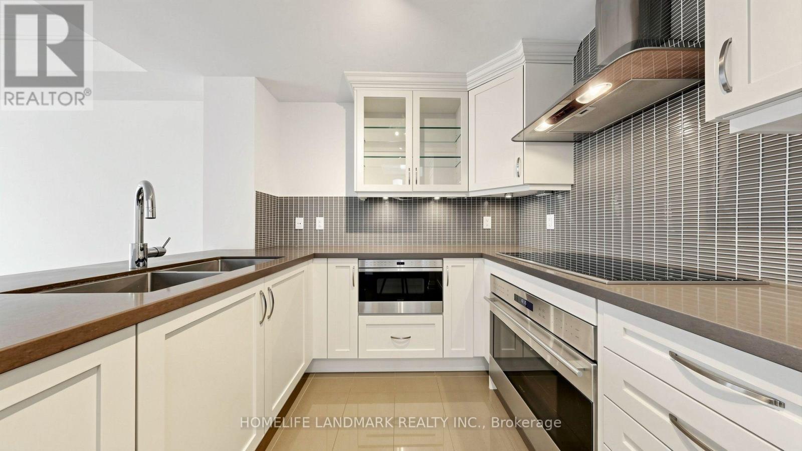 507 - 15 Stollery Pond Crescent, Markham, ON - Indoor Photo Showing Kitchen With Double Sink With Upgraded Kitchen