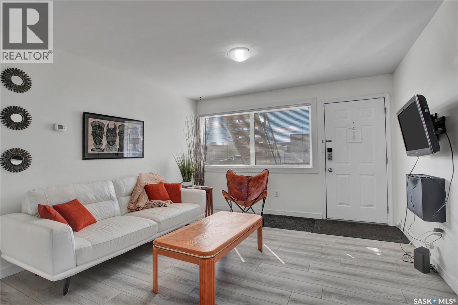 103 120 C Avenue N, Saskatoon, SK - Indoor Photo Showing Living Room