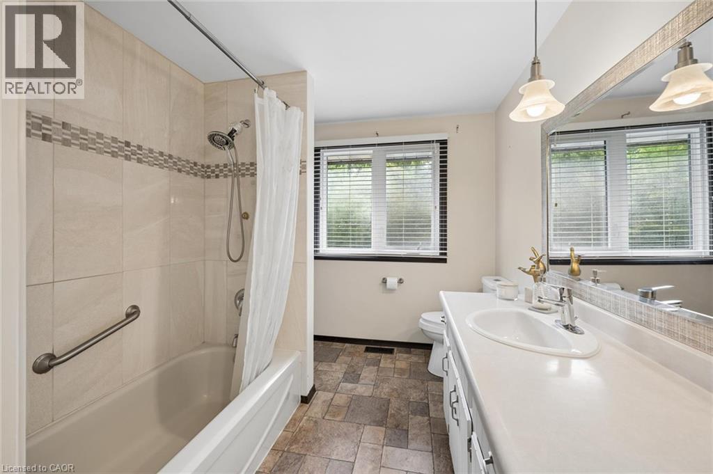 8 Perin Place, Kitchener, ON - Indoor Photo Showing Bathroom