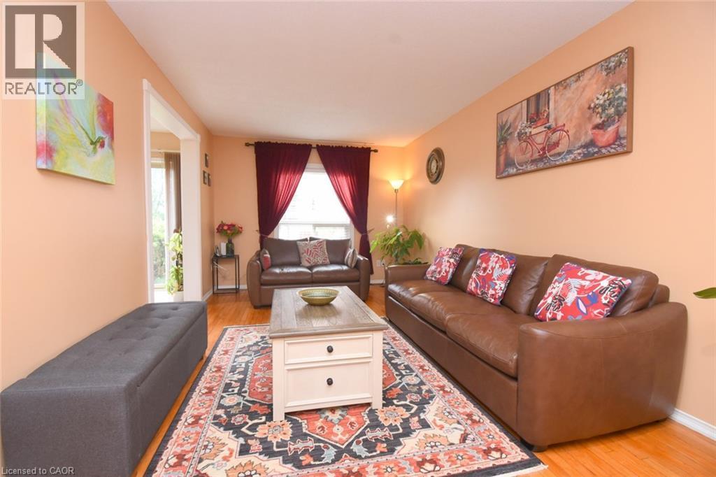 57 Townmansion Drive, Hamilton, ON - Indoor Photo Showing Living Room