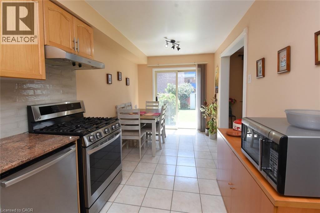 57 Townmansion Drive, Hamilton, ON - Indoor Photo Showing Kitchen