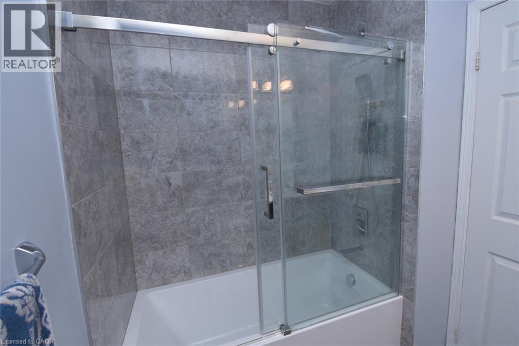 57 Townmansion Drive, Hamilton, ON - Indoor Photo Showing Bathroom