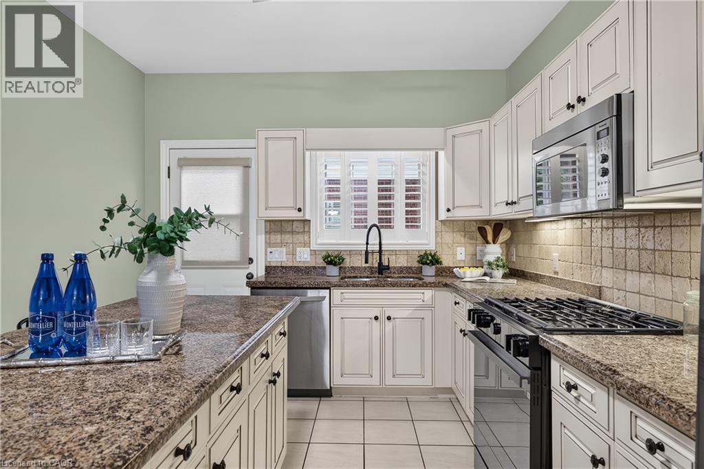 26 Welstead Drive, St. Catharines, ON - Indoor Photo Showing Kitchen With Upgraded Kitchen