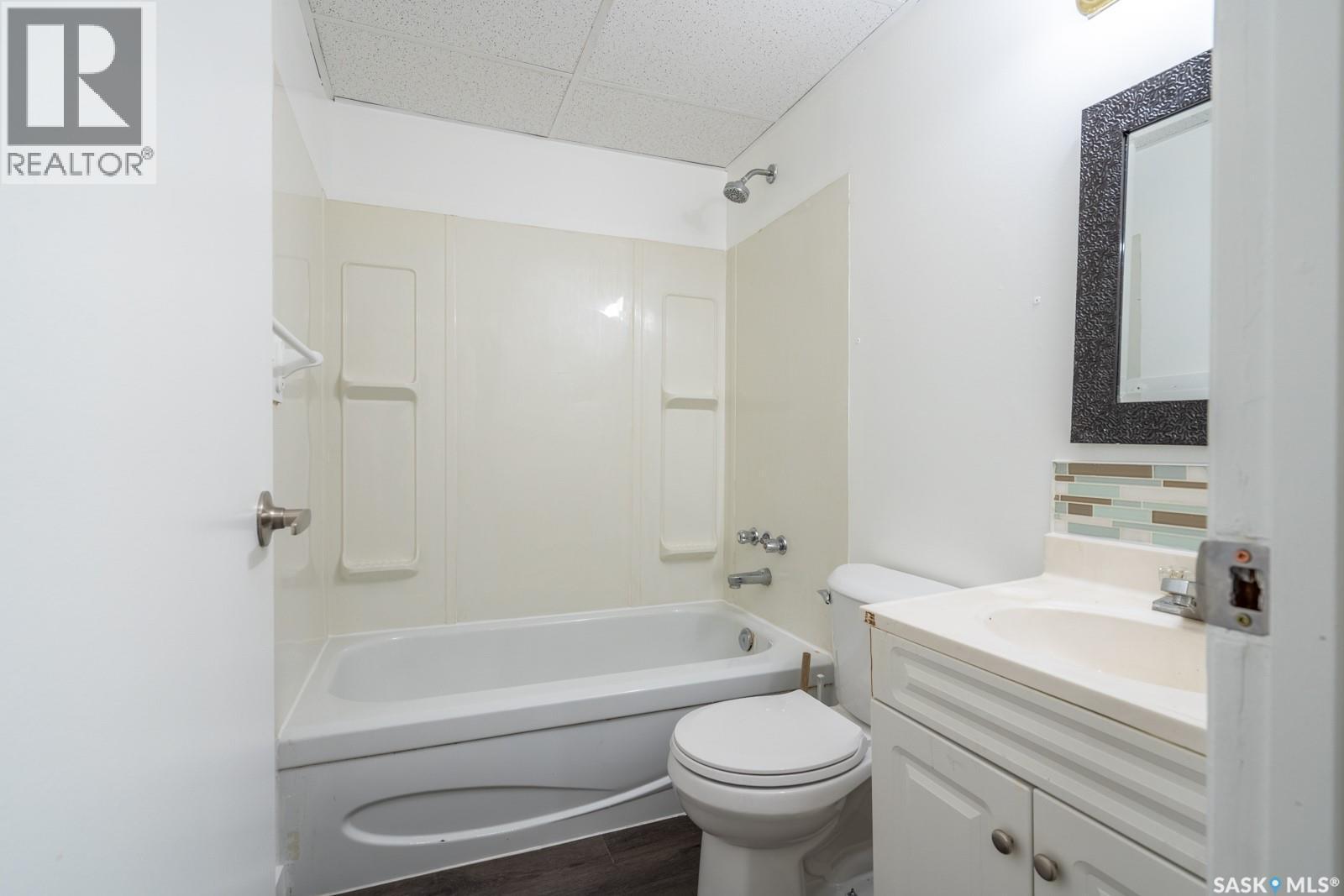 425 Lorne Street, Regina, SK - Indoor Photo Showing Bathroom