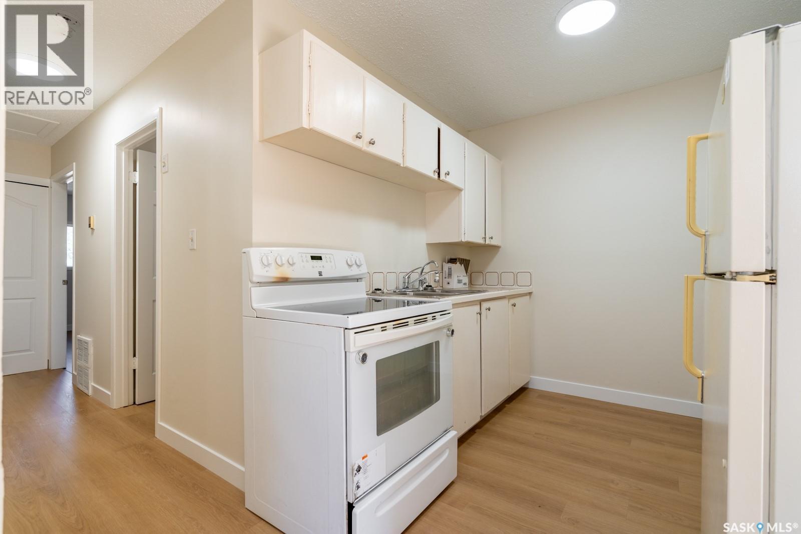 425 Lorne Street, Regina, SK - Indoor Photo Showing Kitchen