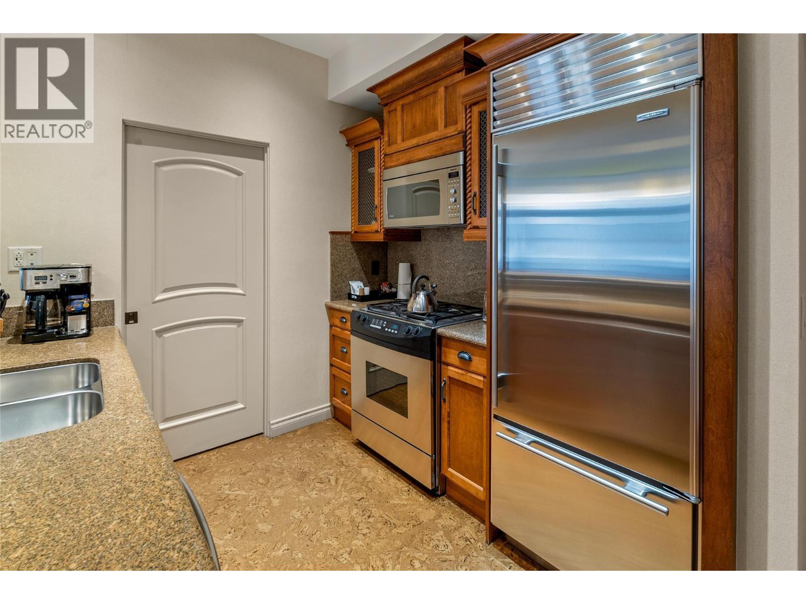 1288 Water Street N Unit# 350 L12, Kelowna, BC - Indoor Photo Showing Kitchen With Double Sink