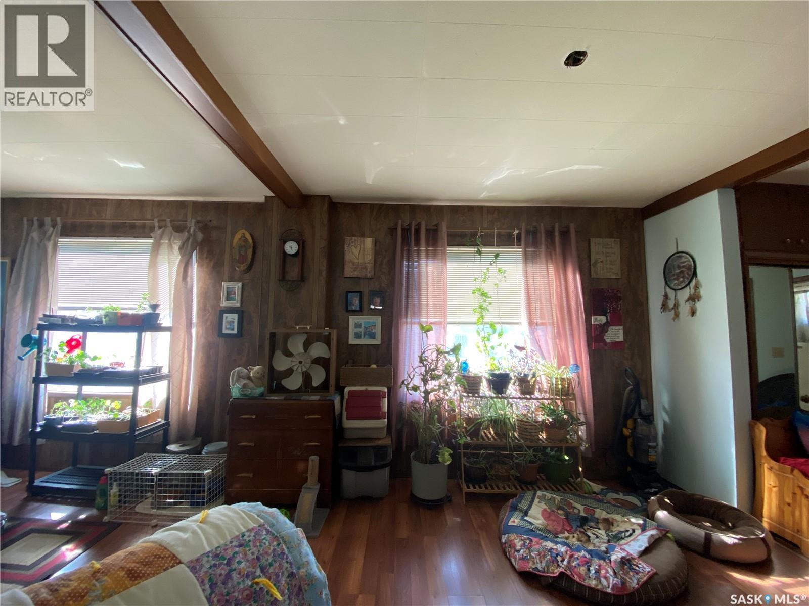 819 3Rd Avenue N, Alsask, SK - Indoor Photo Showing Living Room